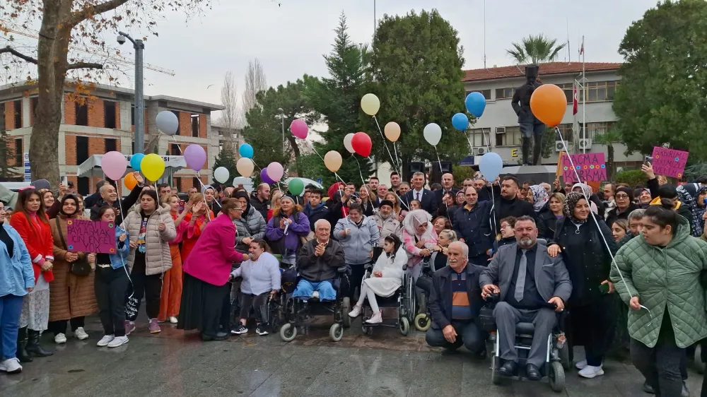 3 Aralık Dünya Engelliler Günü Gölcük’te coşkuyla kutlandı    ENGELİ BİREYLERİN GÖSTERİLERİ TÖRENE RENK KATTI
