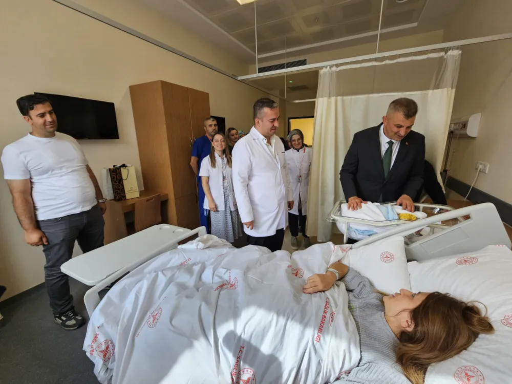 Gölcük Necati Çelik Devlet Hastanesi yeni hizmet binasında ilk doğum gerçekleşti  BAŞKAN SEZER “İLK BEBEK” HEYECANINA ORTAK OLDU