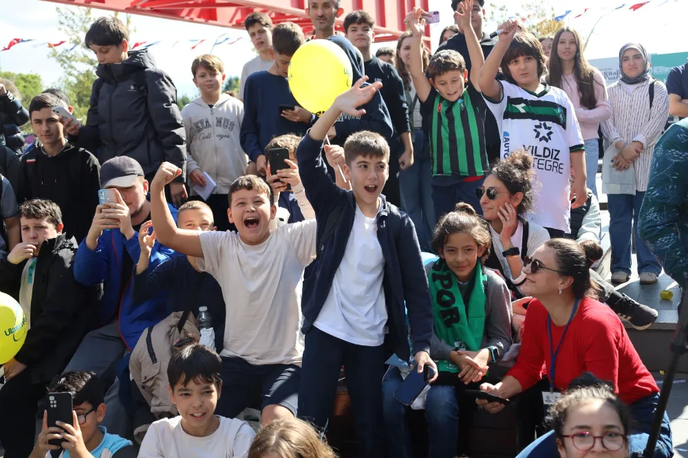 Teknik direktör Selçuk İnan, Kitap Fuarı’nda bol bol imza dağıttı;  KİTAP FUARI’NDA KOCAELİSPOR DOLU BİR GÜN