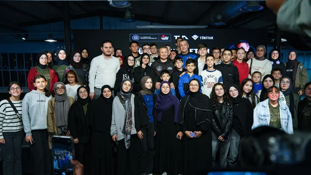 Kocaeli Bilim Merkezi önemli bir etkinliğe ev sahipliği yaptı;  GENÇLER, ALPER GEZERAVCI İLE BULUŞTU