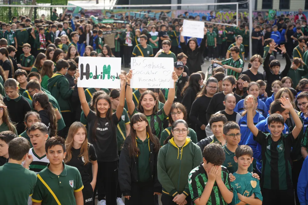 ÖĞRENCİLER, KOCAELİSPORLU FUTBOLCULARA ENERJİ VERDİ