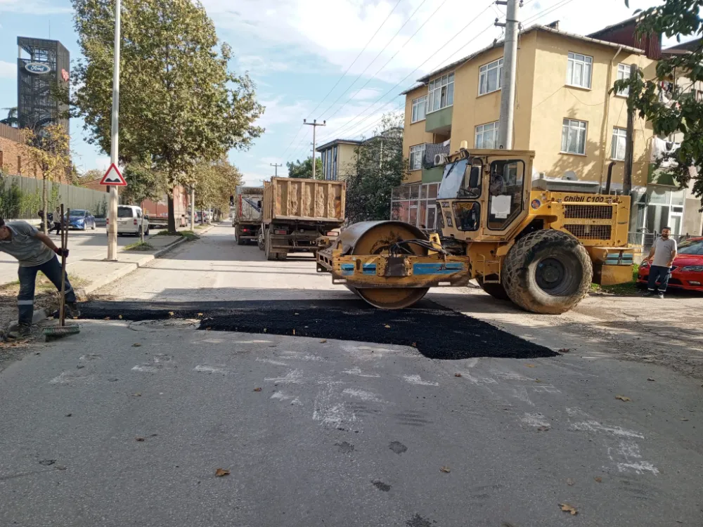 Gölcük’te Asfalt Yama Çalışmaları Aralıksız Sürüyor