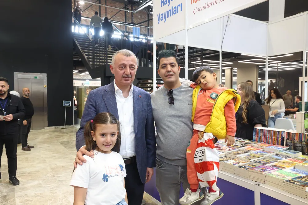 Başkan Büyükakın fuarı gezdi   kitap severler ile sohbet etti