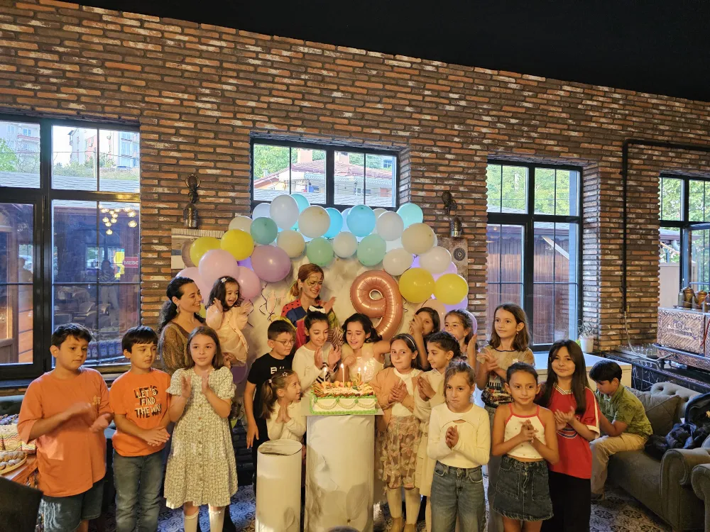 Buse Birol 9 Yaşına Sürpriz Doğum Günü partisi ile “Merhaba” dedi