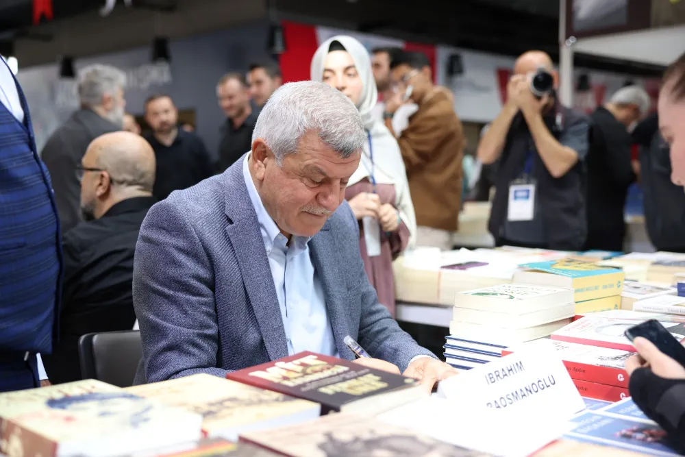 Karaosmanoğlu, Kitap Fuarı’nda kitabını imzaladı