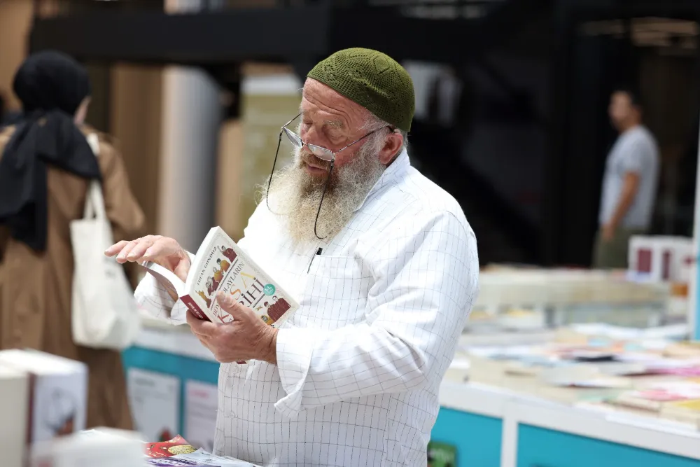 Kocaeli Kitap Fuarı’nın değişmeyen yüzü oldu; MAKSUT AMCA, “KİTAP BENİM HAYATIM” DİYOR