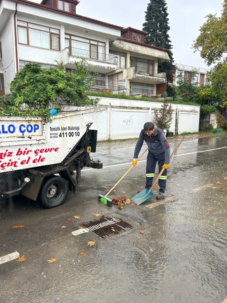 Gölcük Belediyesi’nden su baskınlarına karşı mazgal temizliği