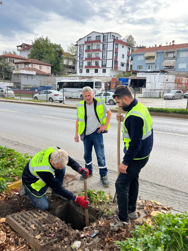 Gölcük Belediyesi’nden Su Baskınlarına Karşı Önlem:   YAĞMUR SUYU IZGARALARI TEMİZLENDİ