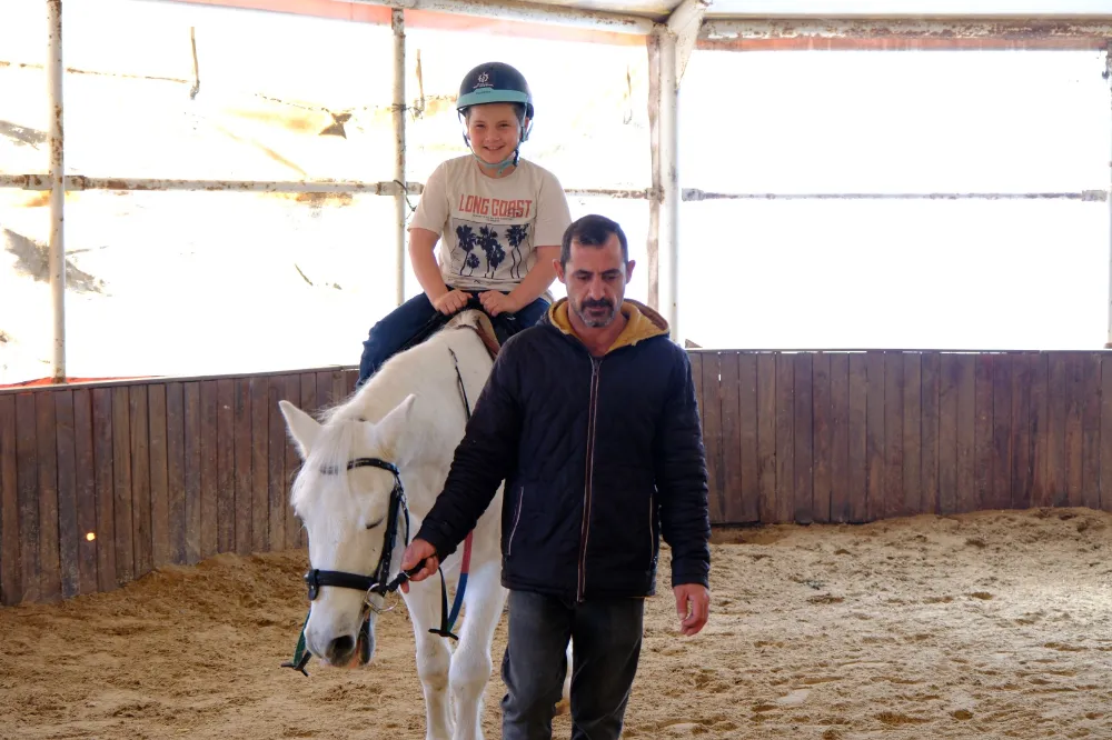 Büyükşehir, bir haftada 400 çocuğa binicilik eğitimi verdi;  ARA TATİLİ AT ÜSTÜNDE GEÇİRDİLER