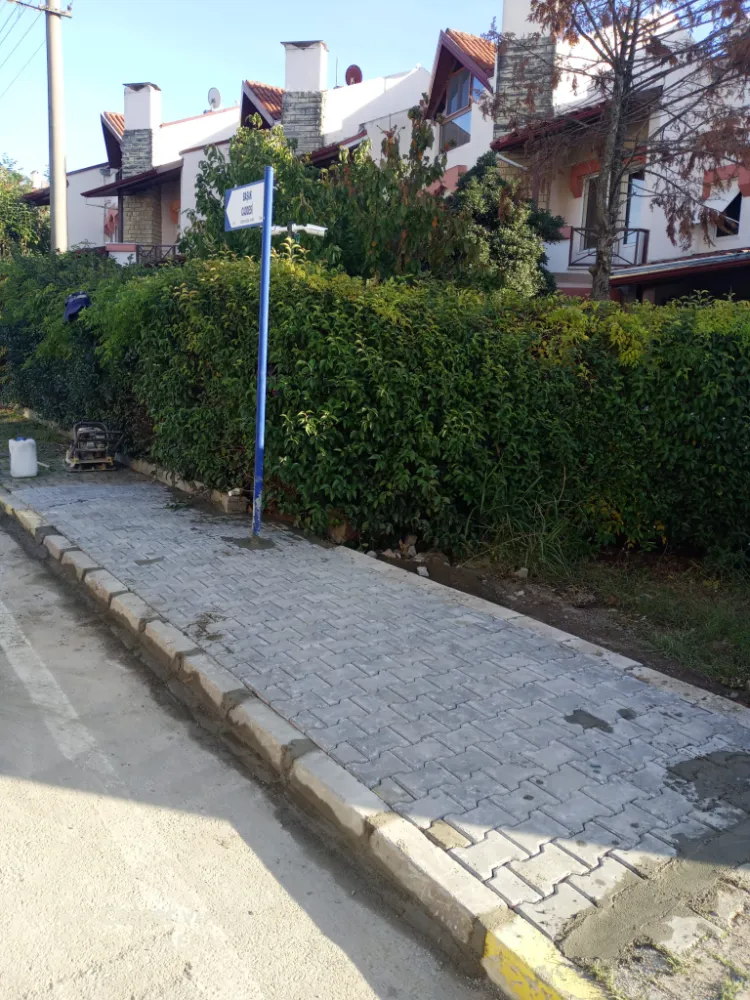 Gölcük’te parke ve bordür onarımları aralıksız sürüyor