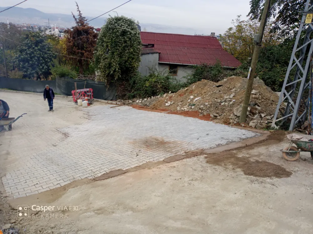 Gölcük’te yol ve kaldırım çalışmaları kesintisiz devam ediyor