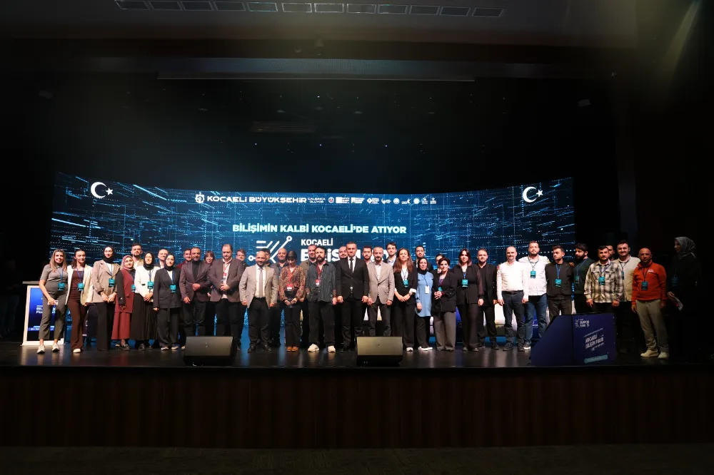 Kocaeli Bilim Fuarı’nın ritmini yapay zekâ belirledi;  YAPAY ZEKÂ, KONGRE MERKEZİ’NDE MÜZİKLE COŞTU