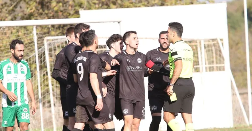 İhsaniyespor 10 Kişiyle Direndi, Lider Çayırovaspor’a Boyun Eğdi