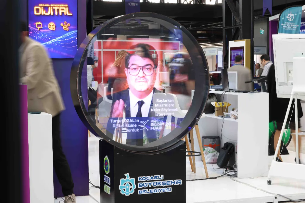 Turgut Özal hologram yöntemiyle Bilişim Fuarı’nda