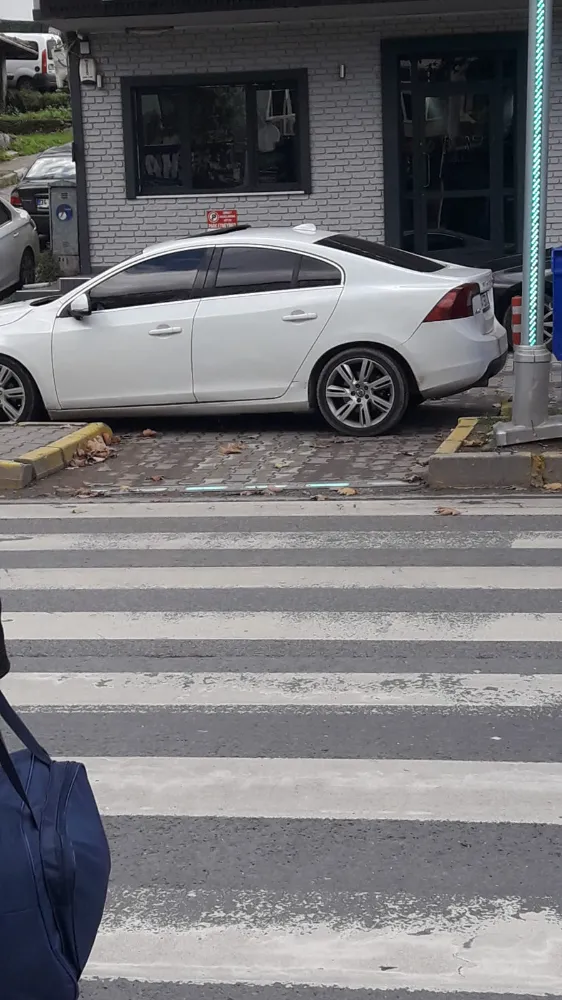 Yaya geçidine park eden sürücü tepki çekti