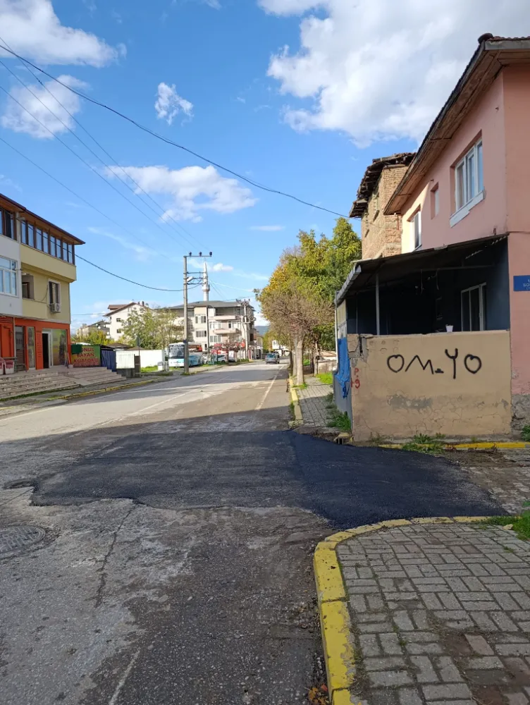 Gölcük’te asfalt yama çalışmaları aralıksız sürüyor