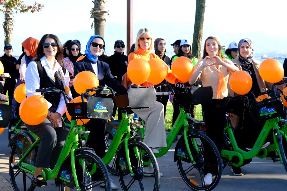 Kocaelili kadınlar şiddete karşı tek yürek oldu;  TURUNCU BALONLARLA KADINA ŞİDDETE ‘DUR’ MESAJI