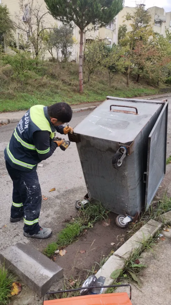 Gölcük Belediyesi’nden Çevreye ve Ekonomiye Katkı   KONTEYNERLER ARAZİDE TAMİR EDİLİYOR
