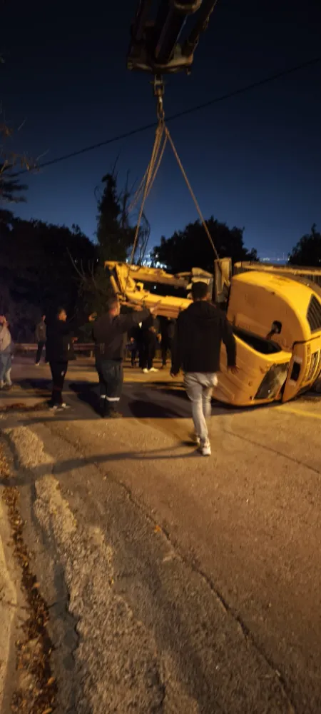 Gölcük’te Freni Patlayan Kamyon Yan Yattı  VİNÇ YARDIMI İLE KURTARILDI