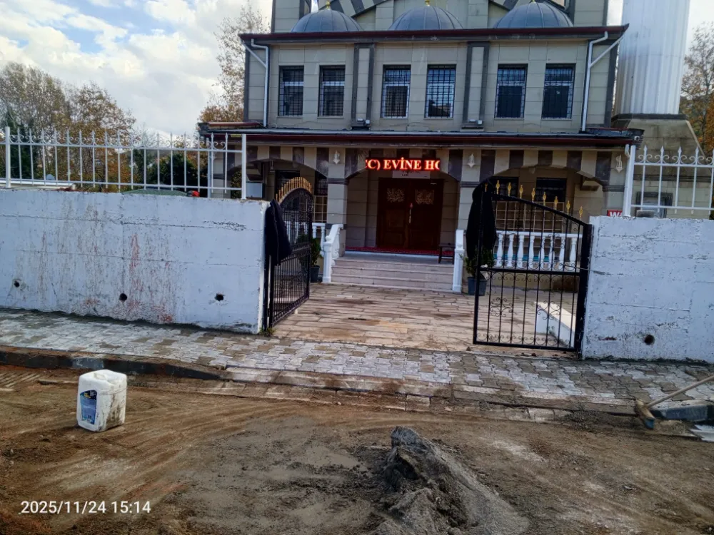 TOKİ Camii Önü Bozuk Parke Taşları Yenilendi 