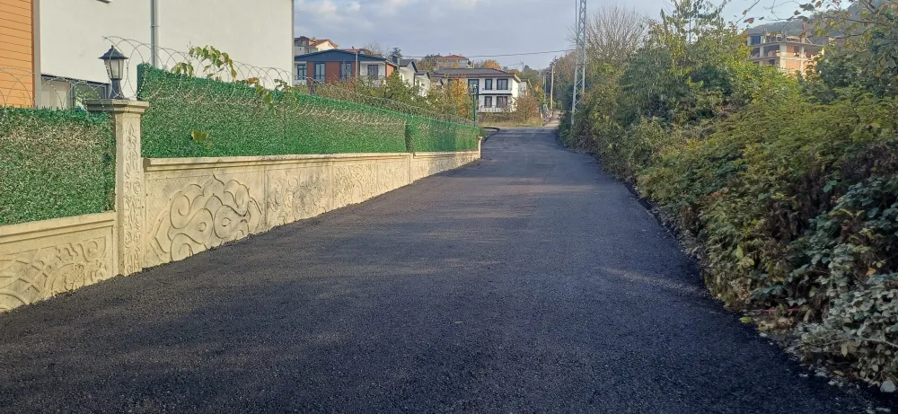 Gölcük’te asfalt yama çalışmaları hız kesmeden sürüyor