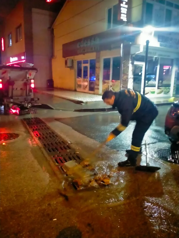 Gölcük’te alt geçitler ve yağmur suyu giderleri temizlendi 