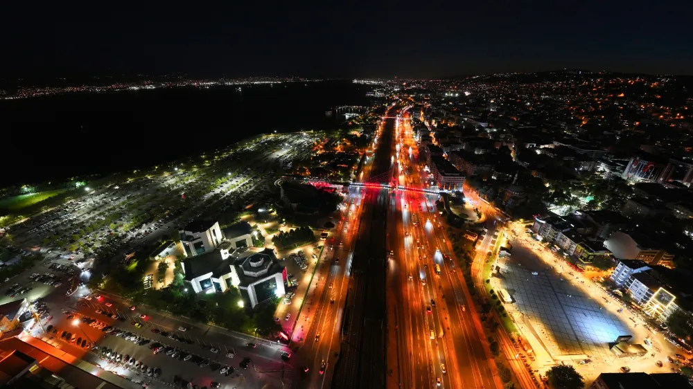 Kocaeli gündüz başka gece başka güzel;  BÜYÜKŞEHİR’İN PROJELERİ IŞILTILI BİR MANZARA SUNUYOR