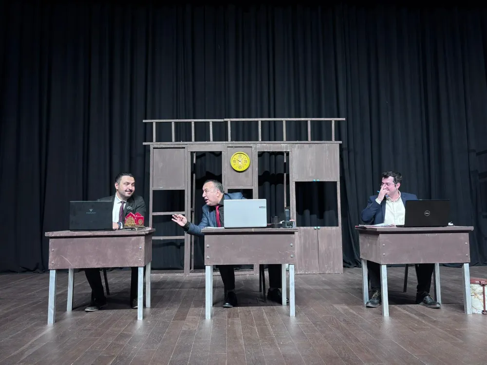  Başiskeleli Tiyatroseverler “Kırık Ayna”yı Beğendi