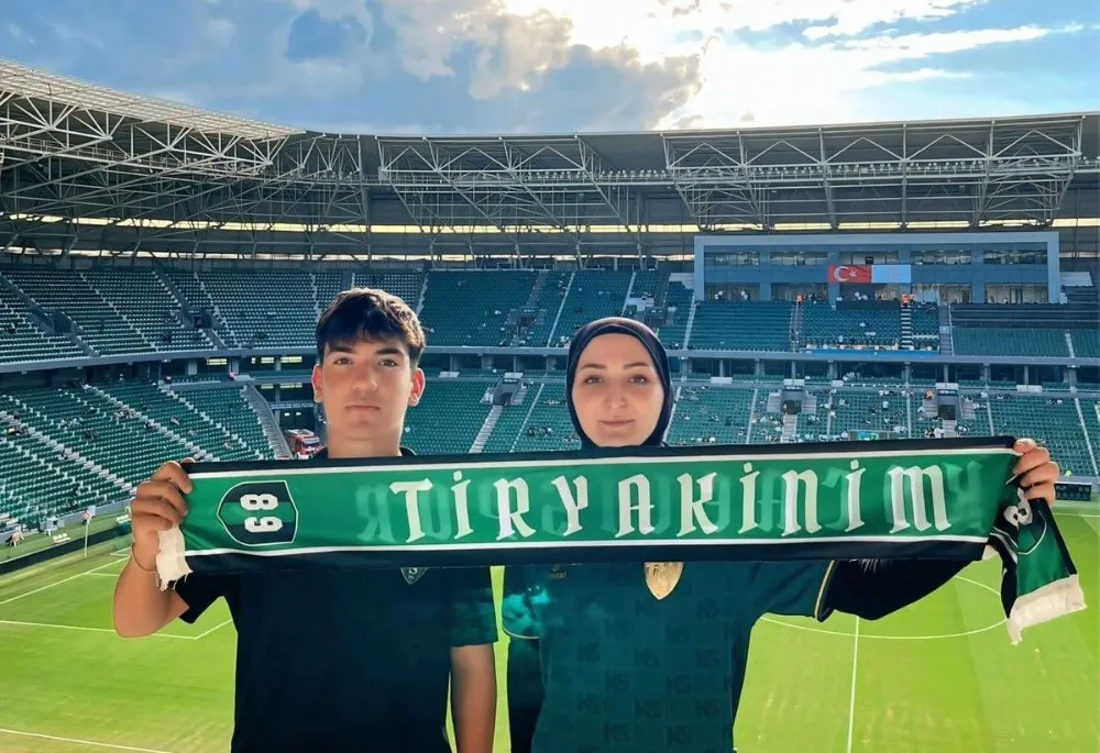   Tribünden düşen Efe