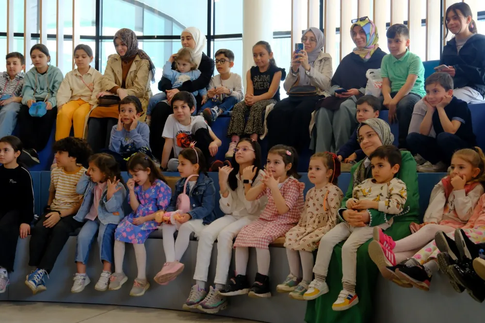 Büyükşehir, Merve Gülcemal’i minik dostlarıyla buluşturdu  ÇOCUKLAR, MASAL DİYARINA YOLCULUK YAPTI
