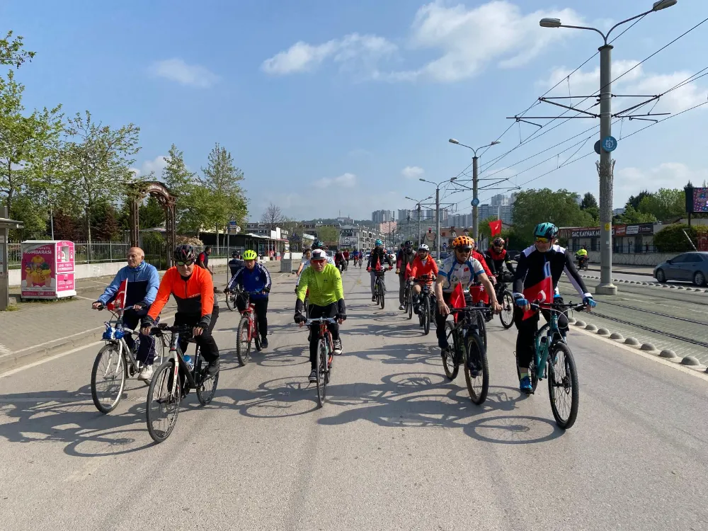 İzmit’te 23 Nisan coşkusu bisiklet turu ile başladı