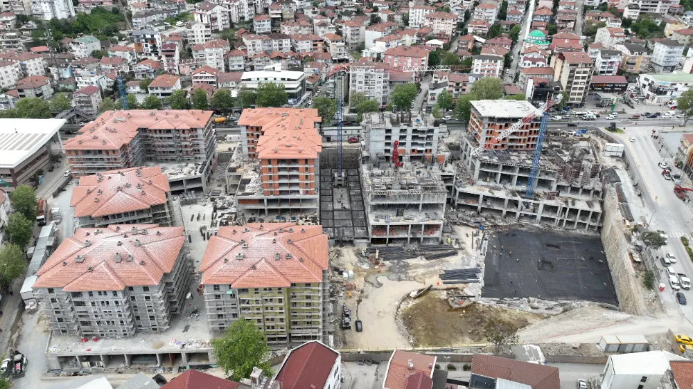 45 bin m2’lik Kentsel dönüşüm alanında bloklar hızla yükseliyor  GÖLCÜK’ÜN KALBİNE ALTIN DOKUNUŞ