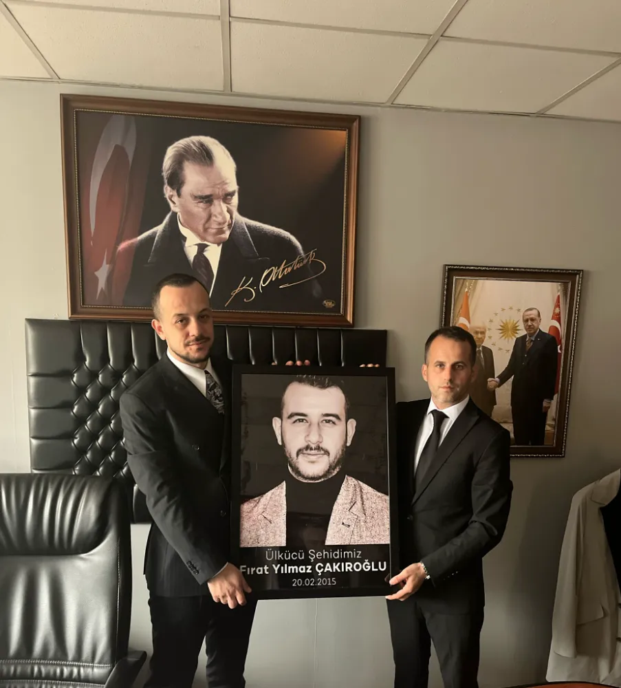 Gölcük Ülkü Ocakları Başkanı Enes Özgüler’den  ÇAKIROĞLU’NA ANLAMLI  HEDİYE