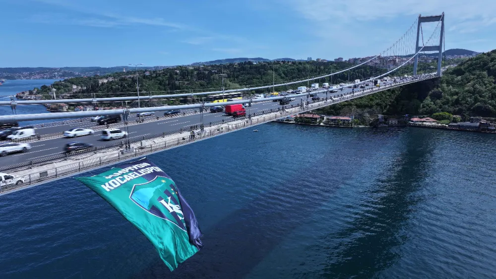 Şanlı Kocaelispor Bayrağı, İstanbul Boğazı’nda  BÜYÜKAKIN, TARİHİ ANI CANLI YAYINLADI