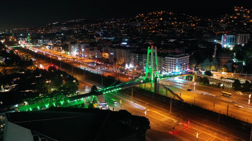 Kocaeli’nde üst geçitler yeşile büründü