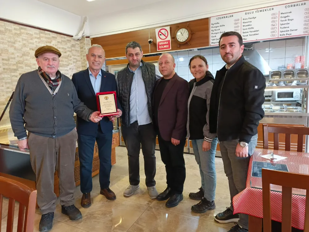 Gölcük Esnaf Odası Başkanı Necmi Kocaman’dan  KASAP FİKRET ET LOKANTASI’NA TEŞEKKÜR PLAKETİ