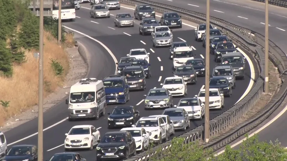 Kurban Bayramı dönüşünde kilometrelerce trafik kuyruğu oluştu