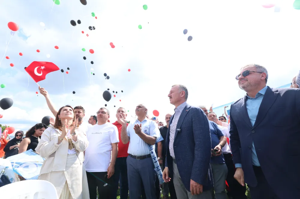 Başkan Büyükakın, babalar ve çocuklarla Sekapark’ta buluştu  UÇURTMALAR GÖKYÜZÜNÜ, SEVGİ YÜREKLERİ SARDI