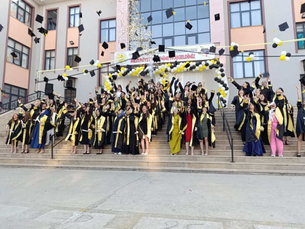Gölcük Barbaros Hayrettin Anadolu Lisesi’nde mezuniyet heyecanı 
