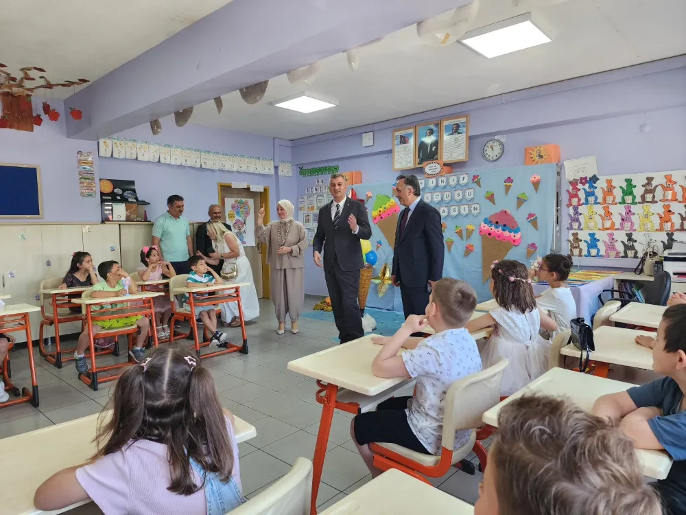 BAŞKAN SEZER, ÖĞRENCİLERİN KARNE HEYECANINA ORTAK OLDU
