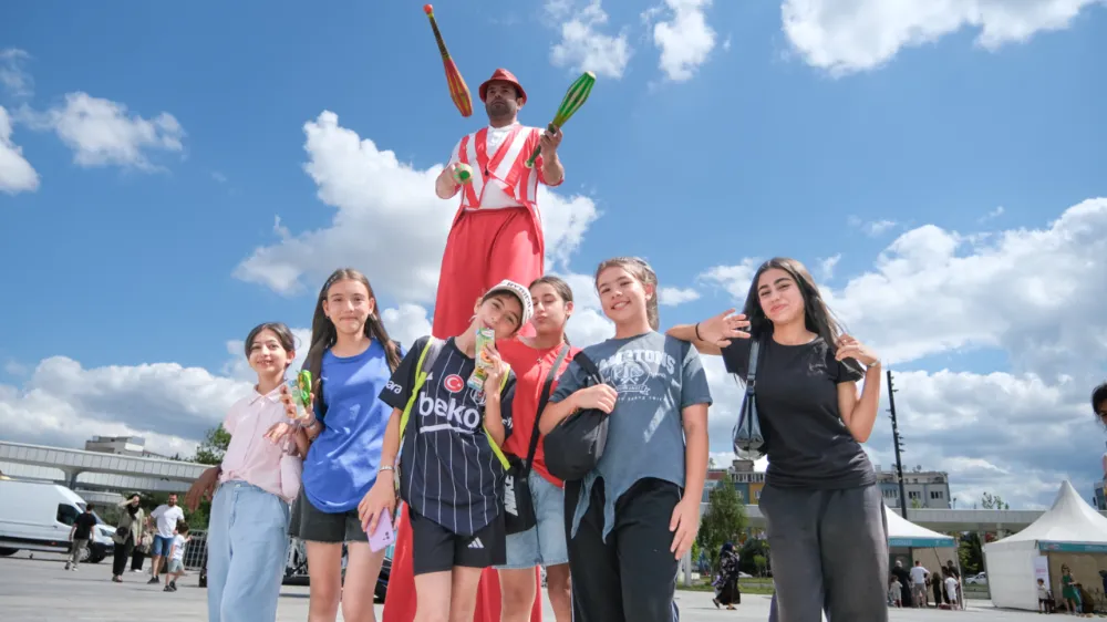 Karneval ile renk, eğlence ve kahkahalarla dolu bir gün;  ÇOCUKLARIN NEŞESİ MİLLİ İRADE MEYDANI’NI SARDI