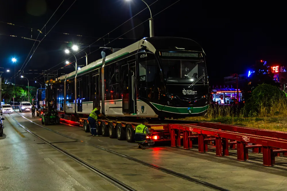 Kocaeli Büyükşehir’den tramvay filosuna yeni üye;  7.TRAMVAY DA RAYLARLA BULUŞTU