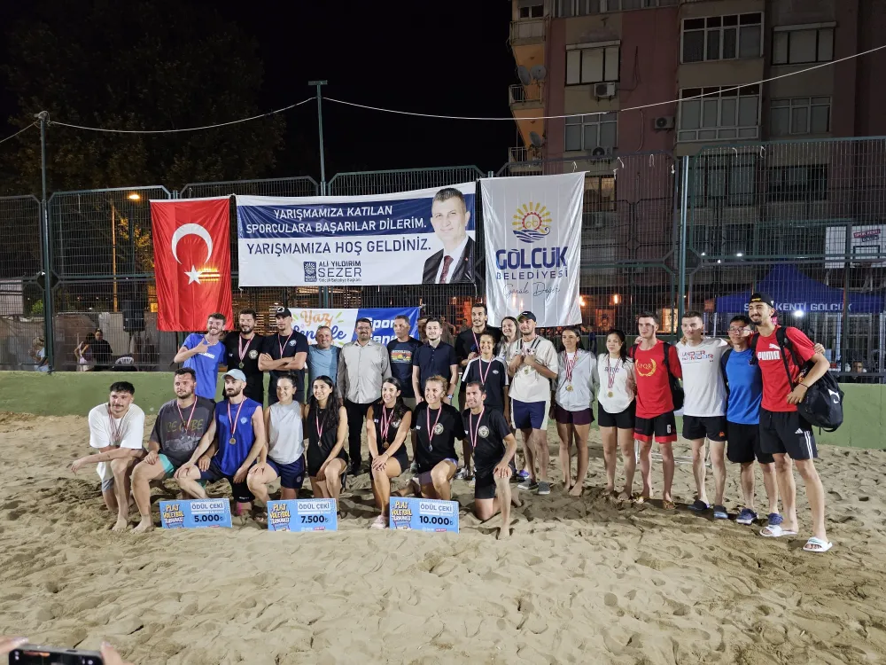 GÖLCÜK’TE PLAJ VOLEYBOLU TURNUVASI BÜYÜKLER KATEGORİSİNDE SONA ERDİ