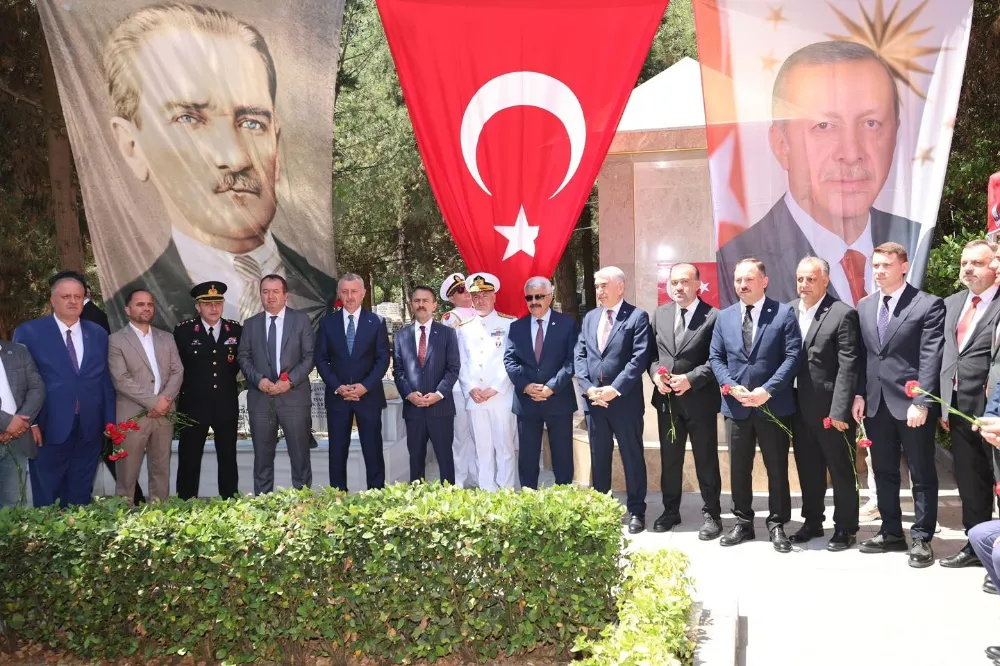 15 Temmuz’da şehitler unutulmadı:  AKTAŞ VE BÜYÜKAKIN, DUA OKUDU, KARANFİL BIRAKTI