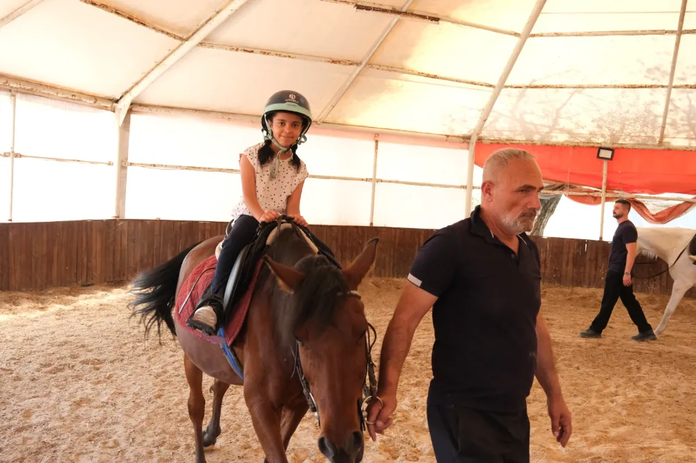 Kocaeli Büyükşehir’den öğrencilere karne hediyesi;  YAZ TATİLİNE AT ÜSTÜNDE ‘MERHABA’ DEDİLER