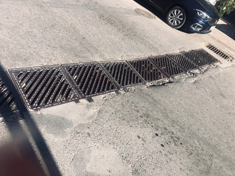 Mazgal ve Asfalt Sorunu Çözülmüyor! Cumhuriyet Caddesi’nde Hem Gürültü Hem Tehlike Var
