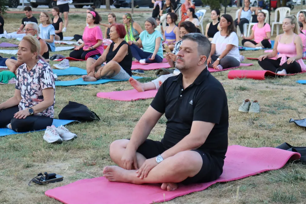 Doğru nefes, sağlıklı yaşam! İzmitliler yoga etkinliğinde buluştu