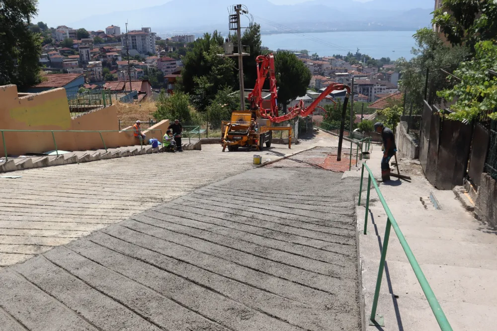 İzmit Belediyesi Neşe Sokak’ta  20 yıllık ulaşım sorununu çözdü