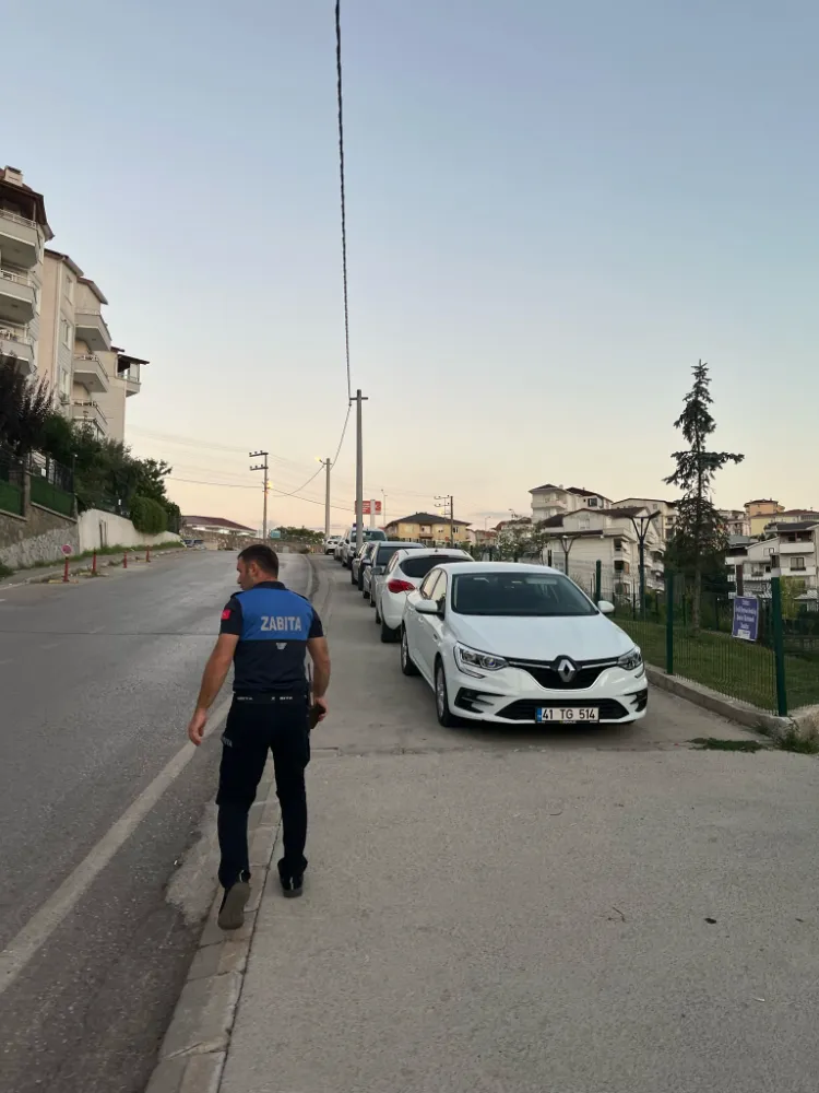 Gölcük’te kaldırıma park eden araçlara zabıta müdahalesi