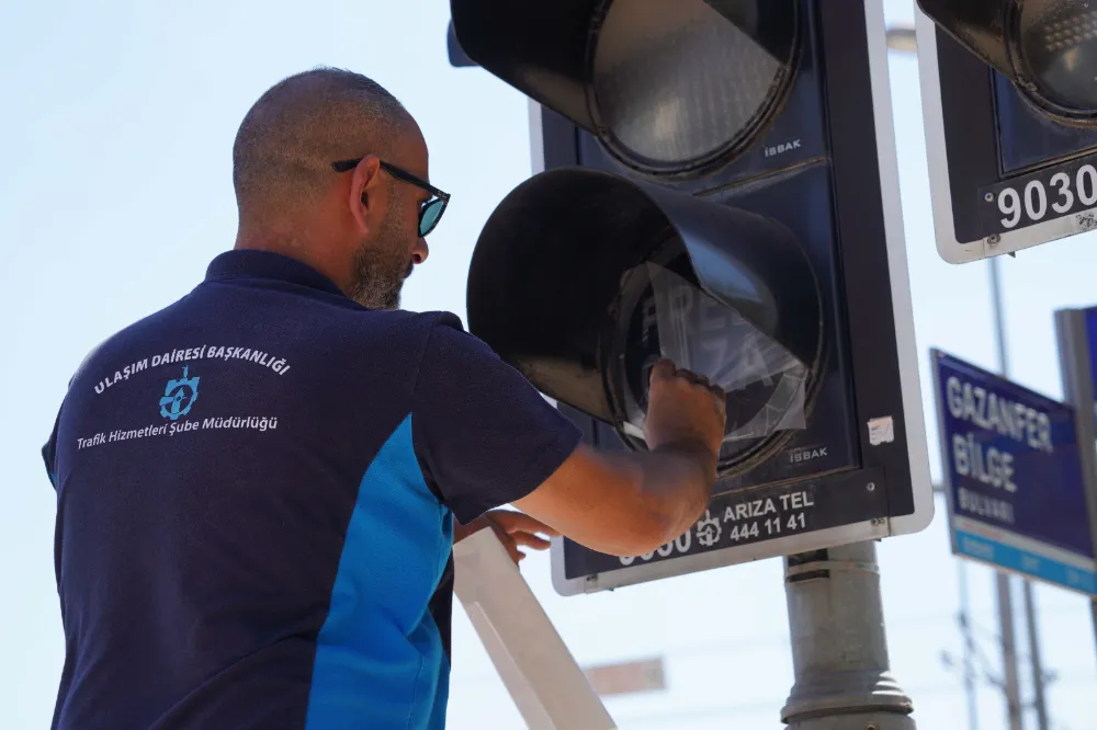 “Free Gaza” ve “Stop Israel” mesajlarıyla zulme dikkat çekildi;  BÜYÜKŞEHİR, KIRMIZI IŞIKLA “STOP İSRAİL” DEDİ